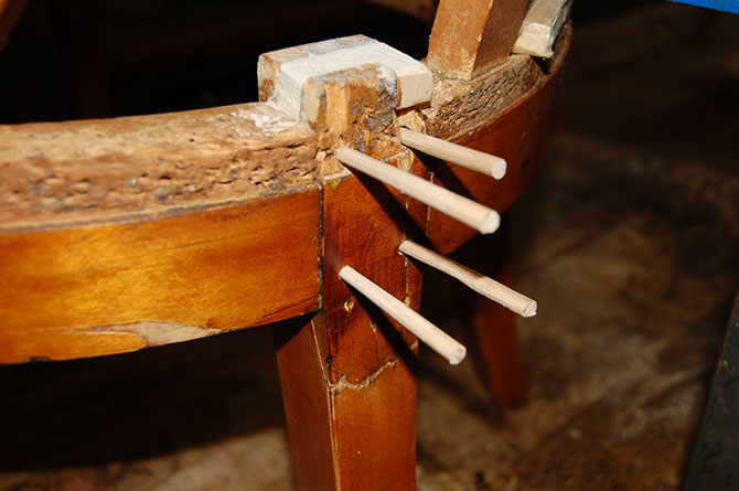 restauration du dessus du pied arrière par rechevillage à neuf, d'une chaise en gondole du Mobilier National, Musée Balzac du château de Saché, Indre et Loire