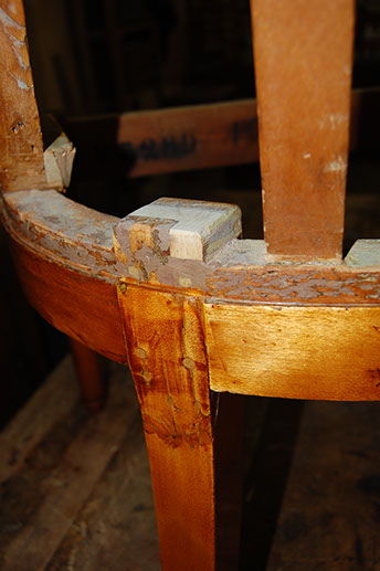 Pied restauré, chaise en gondole du Mobilier National, Musée Balzac au château de Saché, Indre et Loire