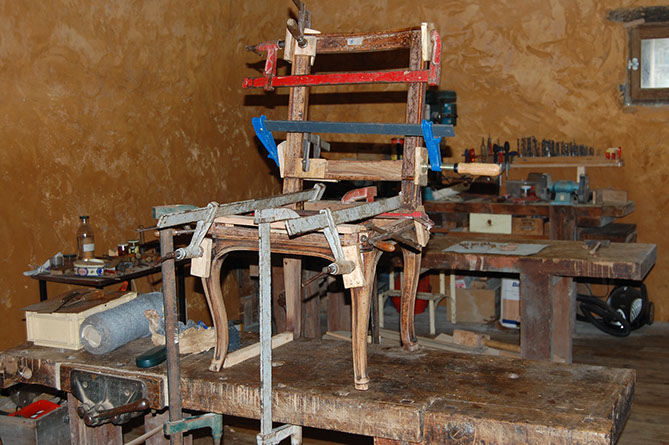 Chaise de Delanois en cours de restauration