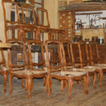 Chaises estampillées Cresson restaurées, dans l'atelier